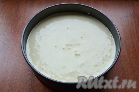 Дно разъемной формы диаметром 18 см застелить пергаментом и вылить в нее тесто, разровнять, крутануть форму в разные стороны. Если вам нужен бисквит большего размера и для большей формы, увеличивайте количество продуктов.
