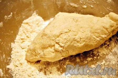 Тесто мешается легко, получается податливым и послушным. Итоговое тесто должно не липнуть к рукам. Если оно сильно липнет, то добавьте ещё немного муки. А если наоборот, то долейте немного воды.