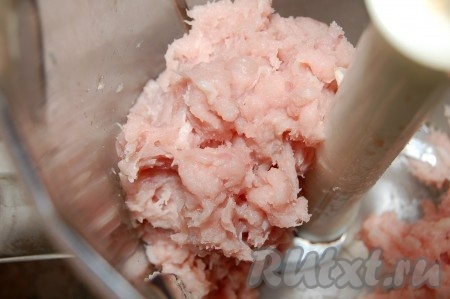 Для приготовления фарша для пельменей пропустить мясо через измельчитель (или мясорубку).