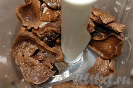 Затем измельчить отваренные сушёные грибы.