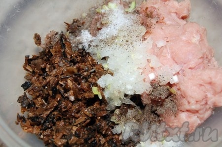 Смешать мясной и грибной фарш, добавить мелко нарезанный репчатый лук, соль, перец по вкусу.