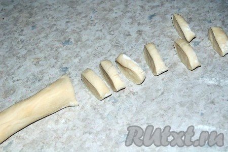 Взять тесто, разделить его на несколько частей, каждую часть скатать в колбаску. Каждую колбаску разрезать на маленькие кусочки.