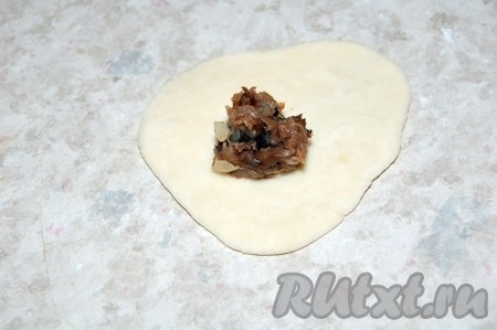 Каждую маленькую часть раскатать в тонкий кружок, в центр которого укладывать фарш.