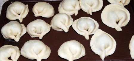 Слепить пельмени. Готовые пельмени укладывать на доску.