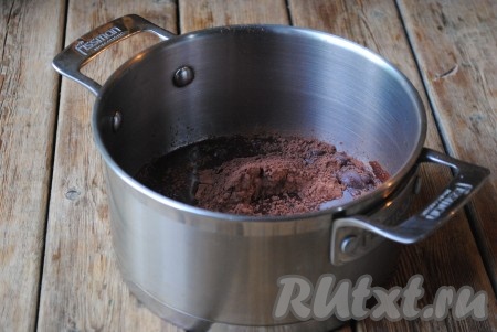 Влить холодную воду и размешать.  