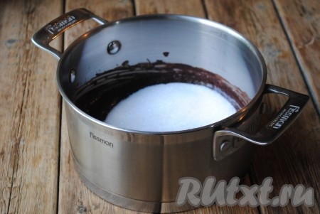 В получившуюся шоколадную массу всыпать сахар и ванильный сахар, перемешать и снова отправить на огонь.&nbsp;
