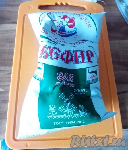 Кефир убрать в морозильную камеру до полного замерзания.