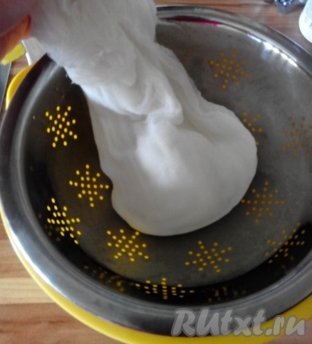 Края марли завернуть и слегка отжать творог.