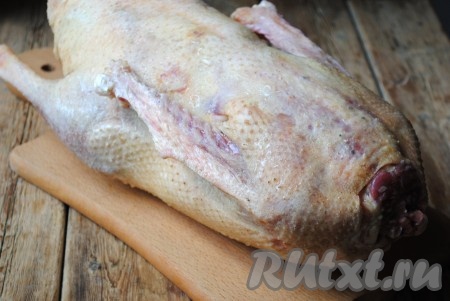 Подготовить необходимые ингредиенты запекания гуся в рукаве для запекания. Потрошеного гуся хорошо вымыть под проточной водой. Обсушить.&nbsp;
