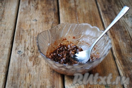 Влить растительное масло в мисочку к специям и чесноку, хорошо перемешать.&nbsp;
