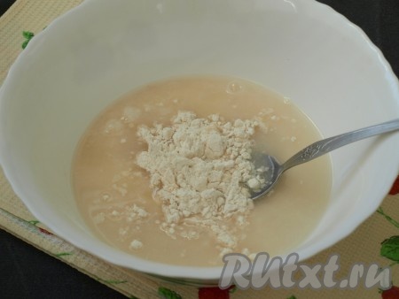 К сухой смеси добавить тёплую воду и хорошо перемешать. Оставить на 15-20 минут, за это время сахар полностью растворится.
