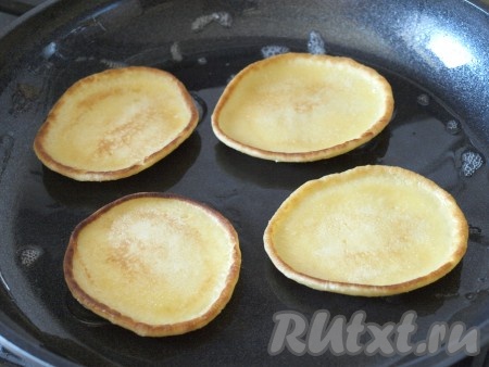 Поджарить одну сторону оладий на среднем огне, затем перевернуть и обжарить вторую сторону.
