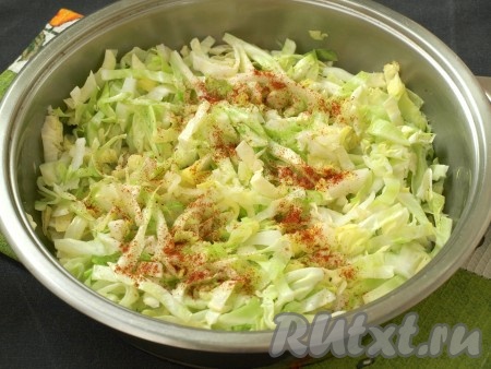 Разогреть в сковороде 30 грамм сливочного масла, выложить туда капусту и немного потушить (в течение 7-8 минут), периодически помешивая. Капусту посолить и поперчить. Если готовите с не молодой капустой, то потушите её чуть дольше.