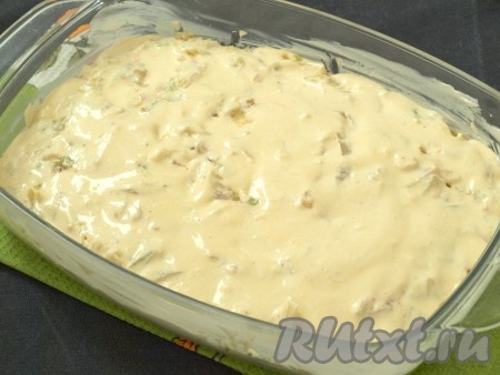 Залить капусту оставшейся творожной массой.
