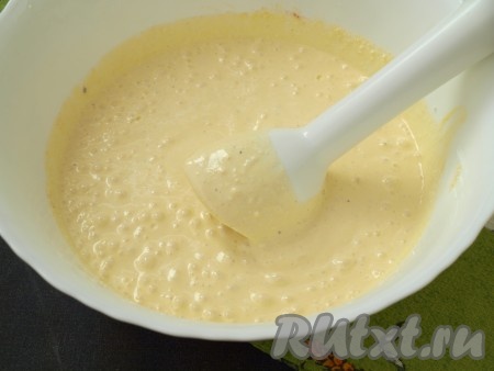 С помощью погружного блендера взбить творожную массу до однородного состояния.
