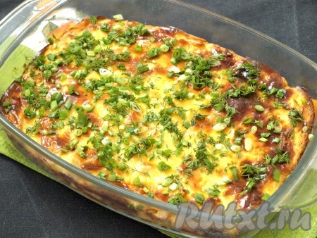 Духовку разогреть до 180 градусов и готовить капустно-творожную запеканку 45 минут. Верх запеканки должен красиво зарумяниться. Измельчить зелёный лук и укроп и посыпать запеканку сверху. Дать ей постоять 10 минут в приоткрытой духовке.
