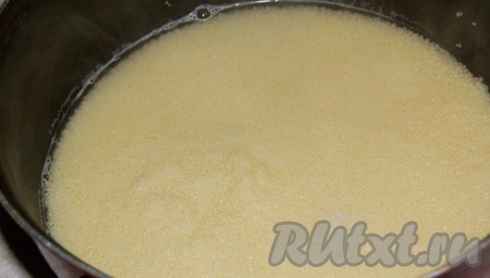 Заварим кускус. Для этого высыпем его в миску и зальем кипятком, в соотношении 1:2, т.е. к одной части кускуса добавим 2 части воды. В данном случае - на 200 грамм кускуса используем 400 грамм воды.
