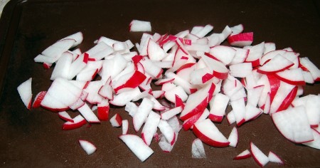 Мелко нарежем редиску.