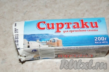 Добавляем в салат нарезанную зелень и сыр Сиртаки. Перемешиваем.