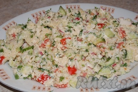 Добавляем часть оливкового масла, соль, перец и выкладываем на блюдо.
