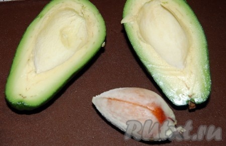 Авокадо очищаем от косточки и кожуры.
