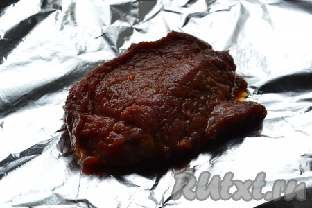 Далее каждый кусок телятины выложить на фольгу, сложенную вдвое.
