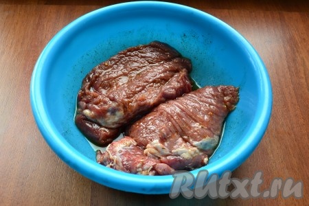Куски телятины хорошо обмакнуть со всех сторон в подготовленную смесь и оставить для маринования на 3-4 часа в прохладном месте.
