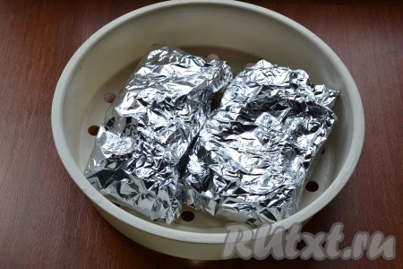 Тщательно завернуть каждый кусок телятины в фольгу и поместить в чашу мультиварки для варки на пару.
