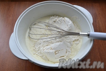 Далее всыпать просеянную муку.
