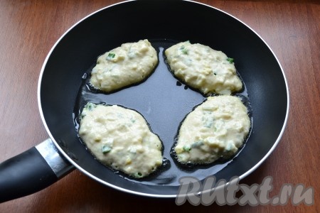 Далее выкладывать тесто на разогретую с растительным маслом сковороду в виде круглых или продолговатых оладий.