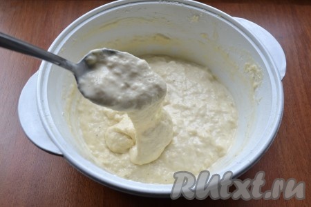 Замесить тесто, которое должно быть гуще, чем на оладьи. Муки может понадобиться или больше, или меньше!