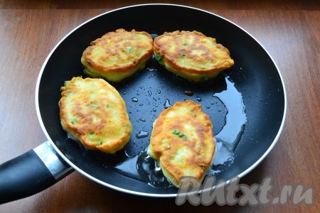 Жарить ленивые пирожки на среднем огне под прикрытой крышкой до румяности с двух сторон.