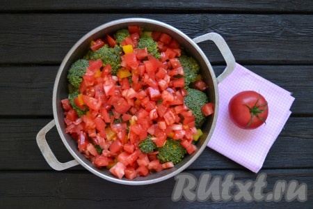 Помидоры вымыть, нарезать кубиками и выложить к другим овощам, перемешать.
