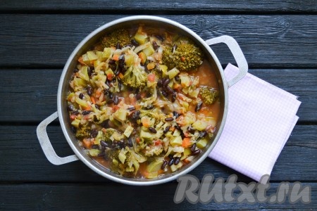 Перемешать и томить овощное рагу вместе с фасолью на слабом огне 5 минут под крышкой. По вкусу добавить соль и молотый черный перец.
