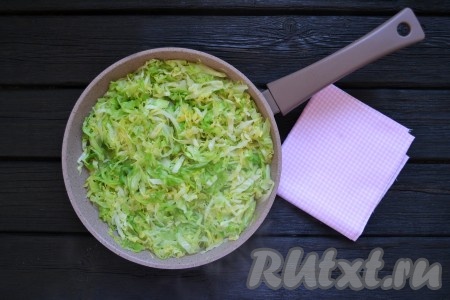 На среднем огне томить капусту до состояния мягкости (минут 10-15), периодически помешивая силиконовой лопаткой.