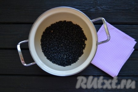 Отдельно до готовности отварить фасоль. Время приготовления зависит от её сорта. Я использовала черную фасоль и варила 45 минут без предварительного замачивания. Если фасоль заранее замочить на 5-7 часов, она сварится значительно быстрее. Варить фасоль нужно обязательно без крышки при слабом кипении, а соль добавить в конце приготовления. Важно, чтобы фасоль не переварилась - испортится не только вид, но и вкус.