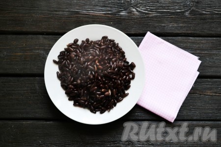 Слить с вареной фасоли воду.
