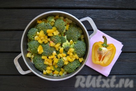 Перец вымыть, удалить семена и плодоножку. Нарезать перец небольшими кубиками и добавить к остальным овощам.
