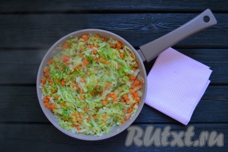 Помешивая, обжаривать овощи в течение 5 минут.
