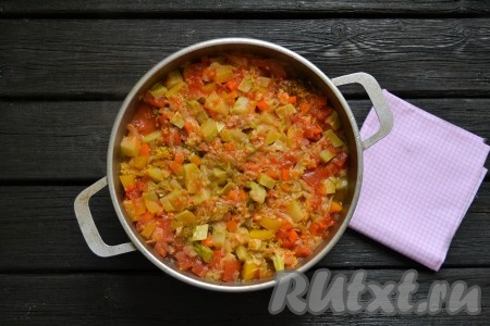 Тушить овощное рагу под закрытой крышкой на слабом огне еще 20 минут.
