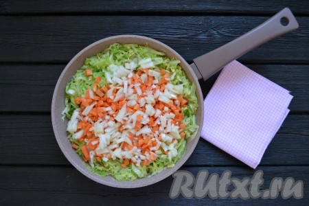 Морковь и лук очистить и нарезать мелкими кубиками, выложить к капусте.
