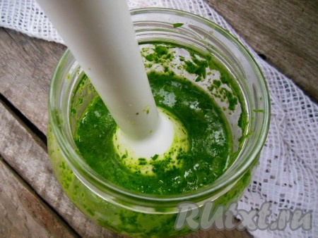 Взбейте петрушку с маслом погружным блендером в однородную массу.