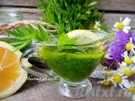 Затем добавьте по вкусу соль и лимонный сок, перемешайте и ароматный, полезный соус из петрушки готов, его можно сразу подать к столу или переложить в баночку с крышкой и отправить в холодильник. Перед употреблением просто перемешайте его при помощи ложки. В холодильнике такой соус хранится до двух недель, в морозильной камере - около 2 месяцев. На зиму такой соус нужно заготавливать ближе к осени.