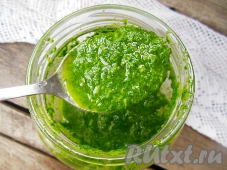 Взбейте петрушку с маслом погружным блендером в однородную массу.