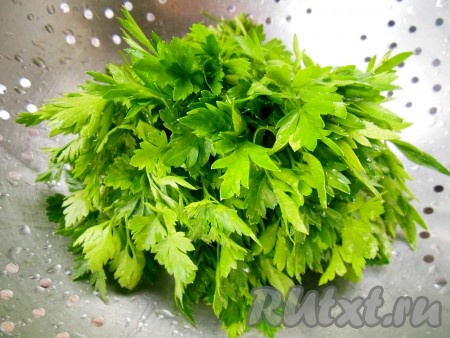 Петрушку вымойте, дайте стечь воде.
