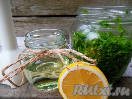 В посуду для взбивания выложите нарезанную петрушку, добавьте растительное масло.
