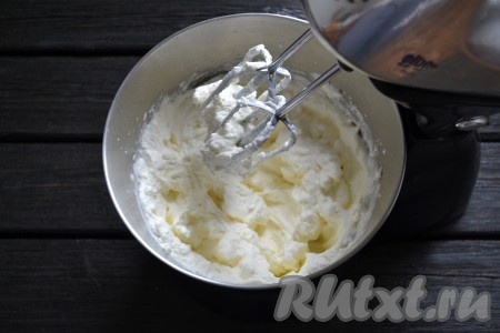 Продолжить взбивать сливки до мягких пиков. На это уйдет, примерно, 4 минуты. Когда на взбитых сливках начнёт оставаться след от венчика - крем готов. После этого нужно прекратить взбивание, чтобы не превратить крем в масло.