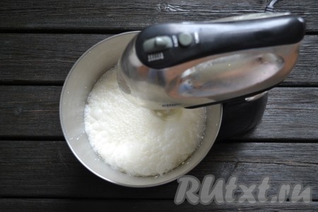 Масса немного увеличится в объеме и постепенно начнет густеть. Скорость миксера не увеличивать. 