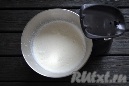 Не прерывая взбивание сливок, всыпать сахарную пудру и ванилин. Если используете ванильный сахар, его лучше предварительно растереть, чтобы в креме не чувствовались кристаллы сахара.
