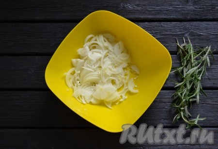 Очистить лук и нарезать тонкими полукольцами. 